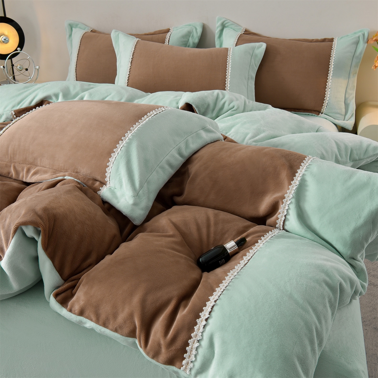 91家纺网 家纺一手货源 找家纺 眷恋家纺 2025新款A类牛奶绒三拼法式花边款四件套-蒂凡妮 蒂凡妮-摩卡绿