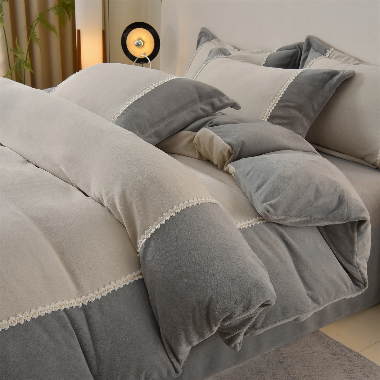 91家纺网 家纺一手货源 找家纺 眷恋家纺 2025新款A类牛奶绒三拼法式花边款四件套-蒂凡妮 蒂凡妮-山灰+中灰