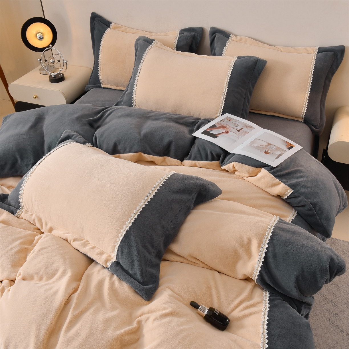 91家纺网 家纺一手货源 找家纺 眷恋家纺 2025新款A类牛奶绒三拼法式花边款四件套-蒂凡妮 蒂凡妮-香槟灰