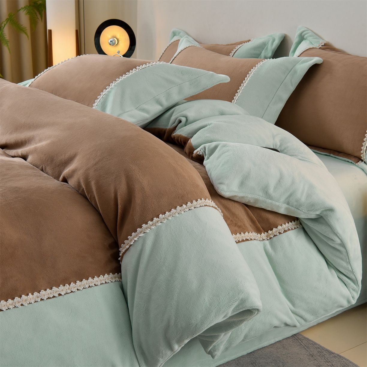 91家纺网 家纺一手货源 找家纺 眷恋家纺 2025新款A类牛奶绒三拼法式花边款四件套-蒂凡妮 蒂凡妮-摩卡绿