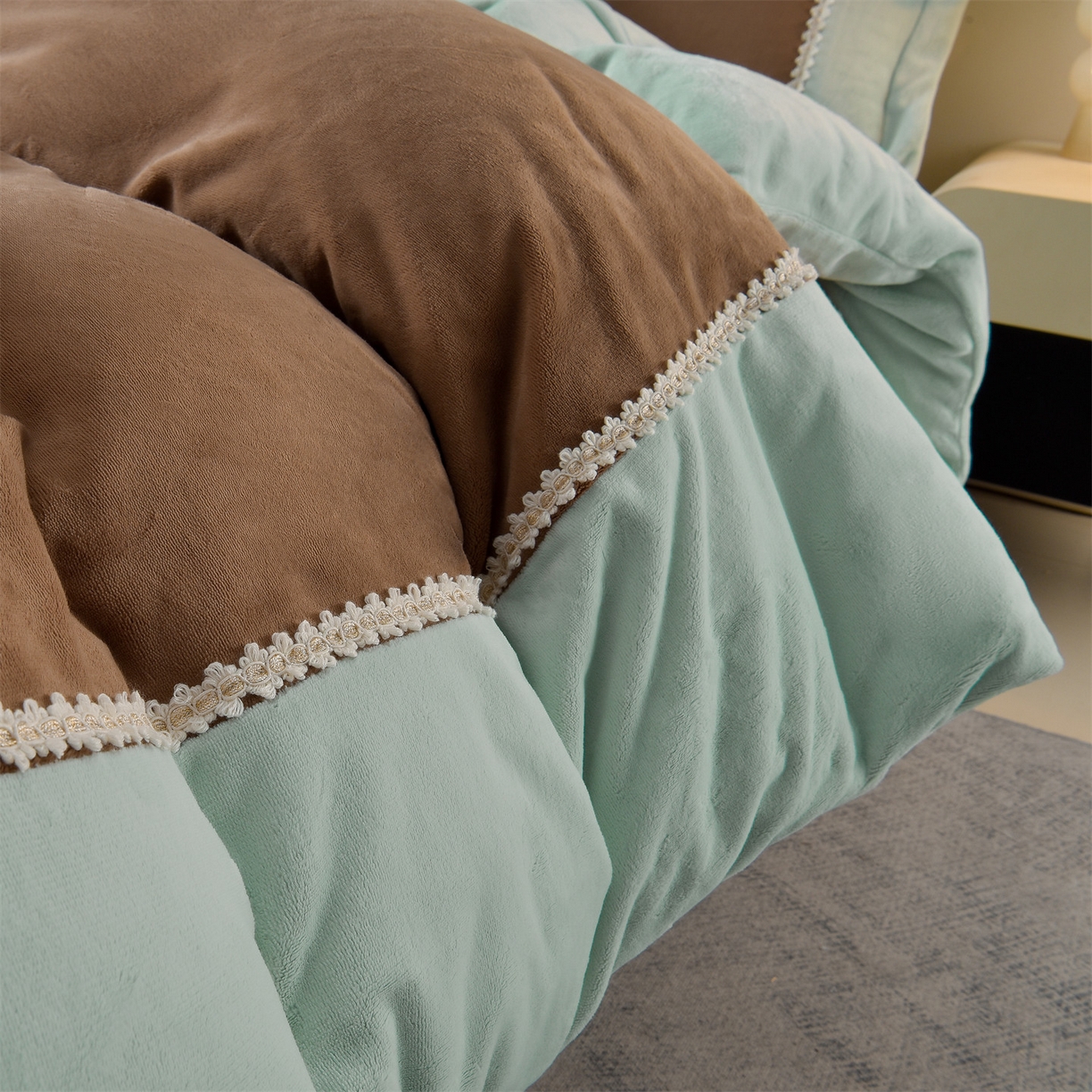 91家纺网 家纺一手货源 找家纺 眷恋家纺 2025新款A类牛奶绒三拼法式花边款四件套-蒂凡妮 蒂凡妮-摩卡绿