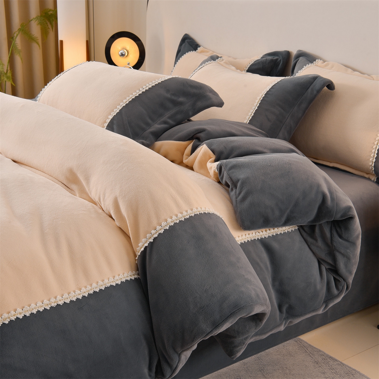 91家纺网 家纺一手货源 找家纺 眷恋家纺 2025新款A类牛奶绒三拼法式花边款四件套-蒂凡妮 蒂凡妮-香槟灰