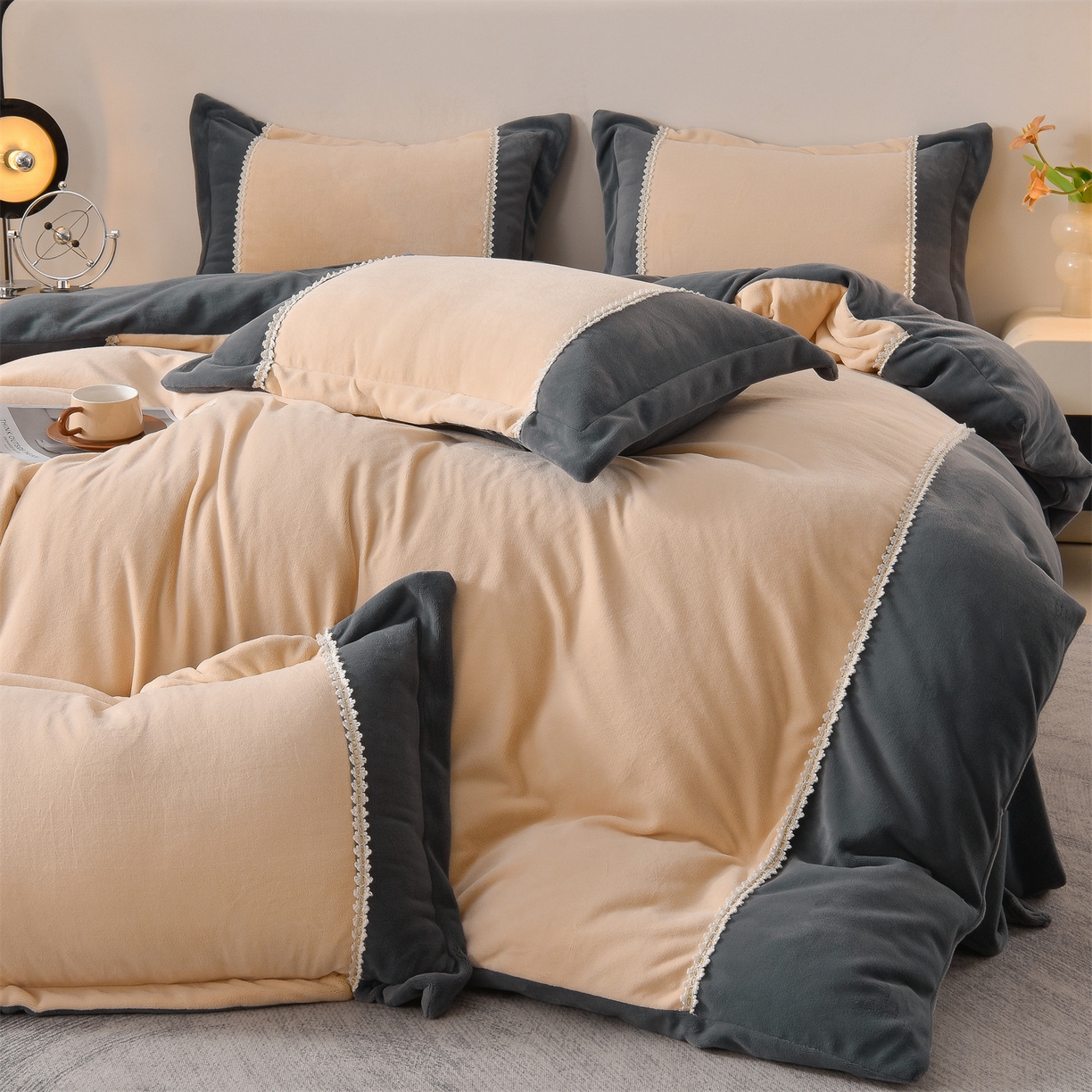 91家纺网 家纺一手货源 找家纺 眷恋家纺 2025新款A类牛奶绒三拼法式花边款四件套-蒂凡妮 蒂凡妮-香槟灰