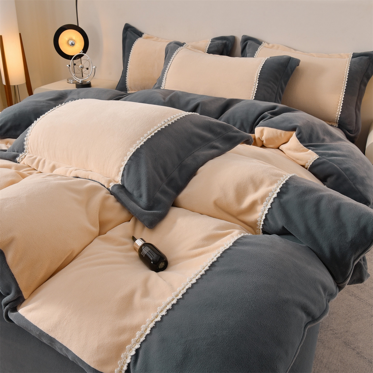 91家纺网 家纺一手货源 找家纺 眷恋家纺 2025新款A类牛奶绒三拼法式花边款四件套-蒂凡妮 蒂凡妮-香槟灰