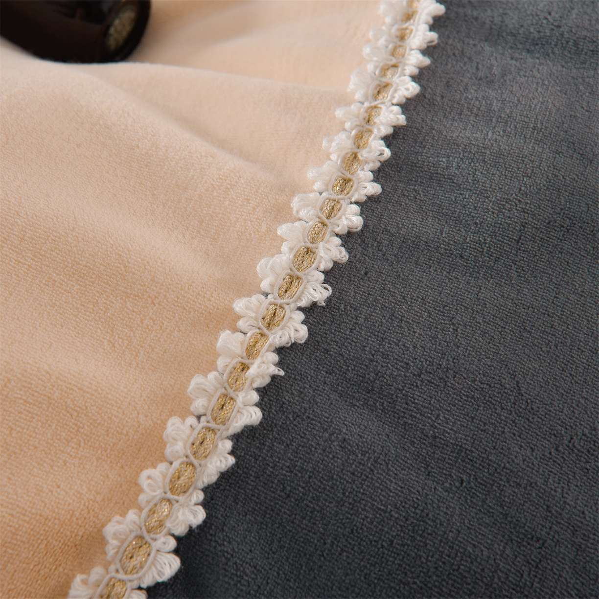 91家纺网 家纺一手货源 找家纺 眷恋家纺 2025新款A类牛奶绒三拼法式花边款四件套-蒂凡妮 蒂凡妮-香槟灰