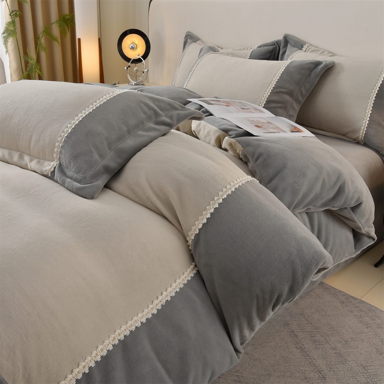 91家纺网 家纺一手货源 找家纺 眷恋家纺 2025新款A类牛奶绒三拼法式花边款四件套-蒂凡妮 蒂凡妮-山灰+中灰