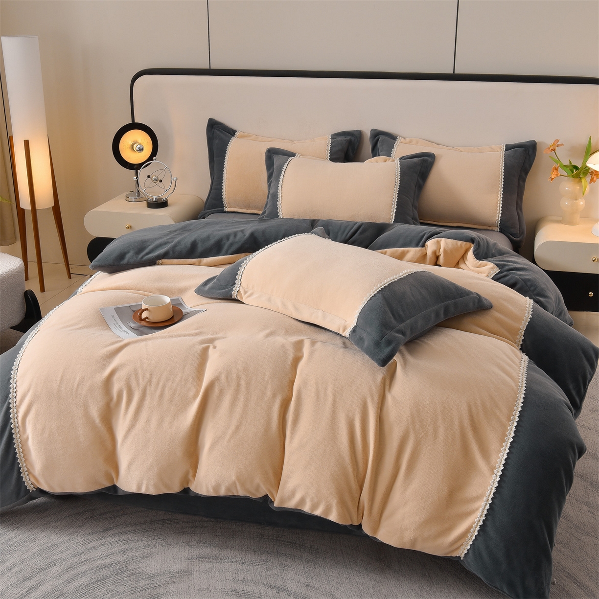 91家纺网 家纺一手货源 找家纺 眷恋家纺 2025新款A类牛奶绒三拼法式花边款四件套-蒂凡妮 蒂凡妮-香槟灰