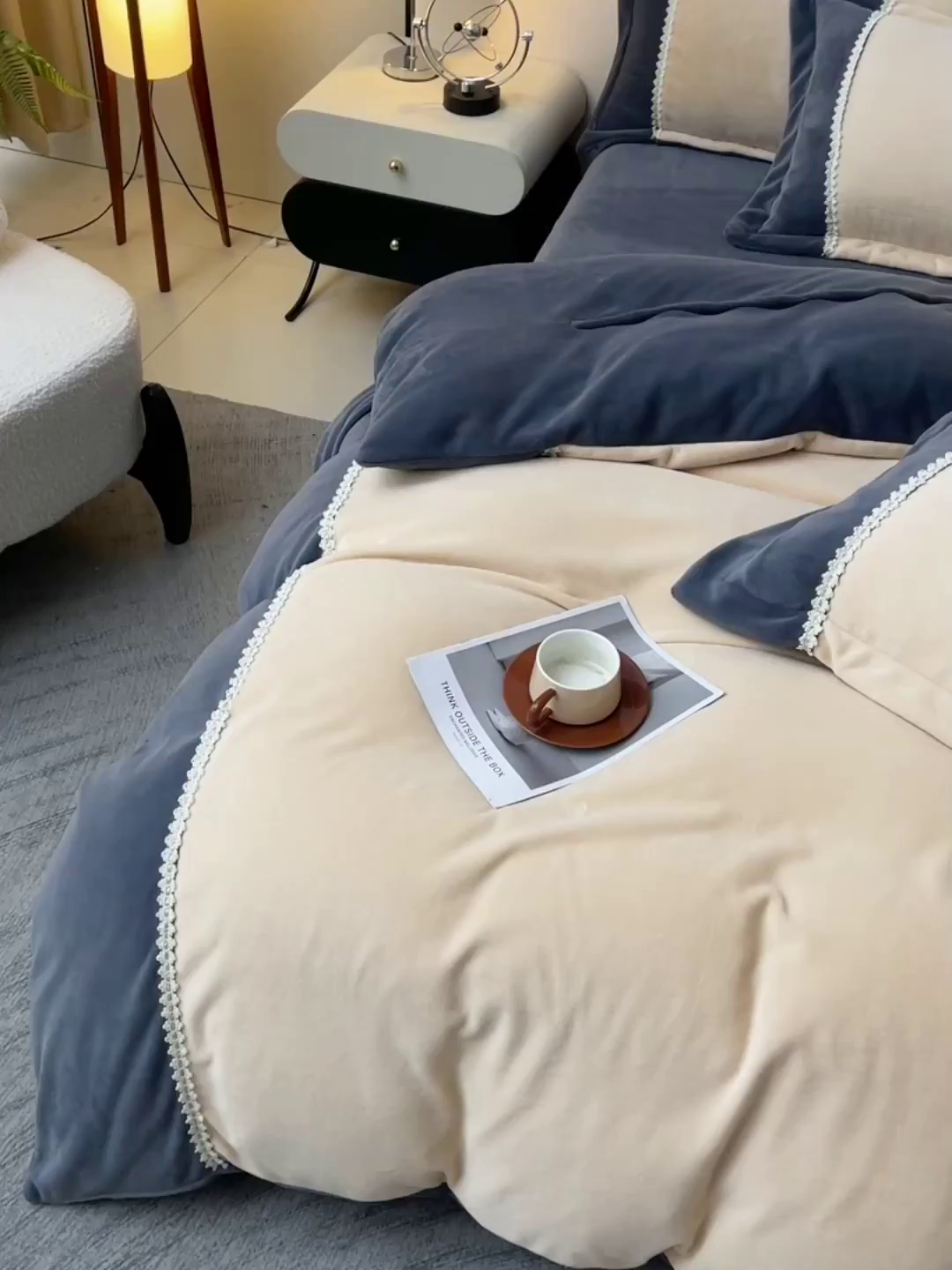 91家纺网 家纺一手货源 找家纺 眷恋家纺 2025新款A类牛奶绒三拼法式花边款四件套-蒂凡妮 蒂凡妮-香槟灰