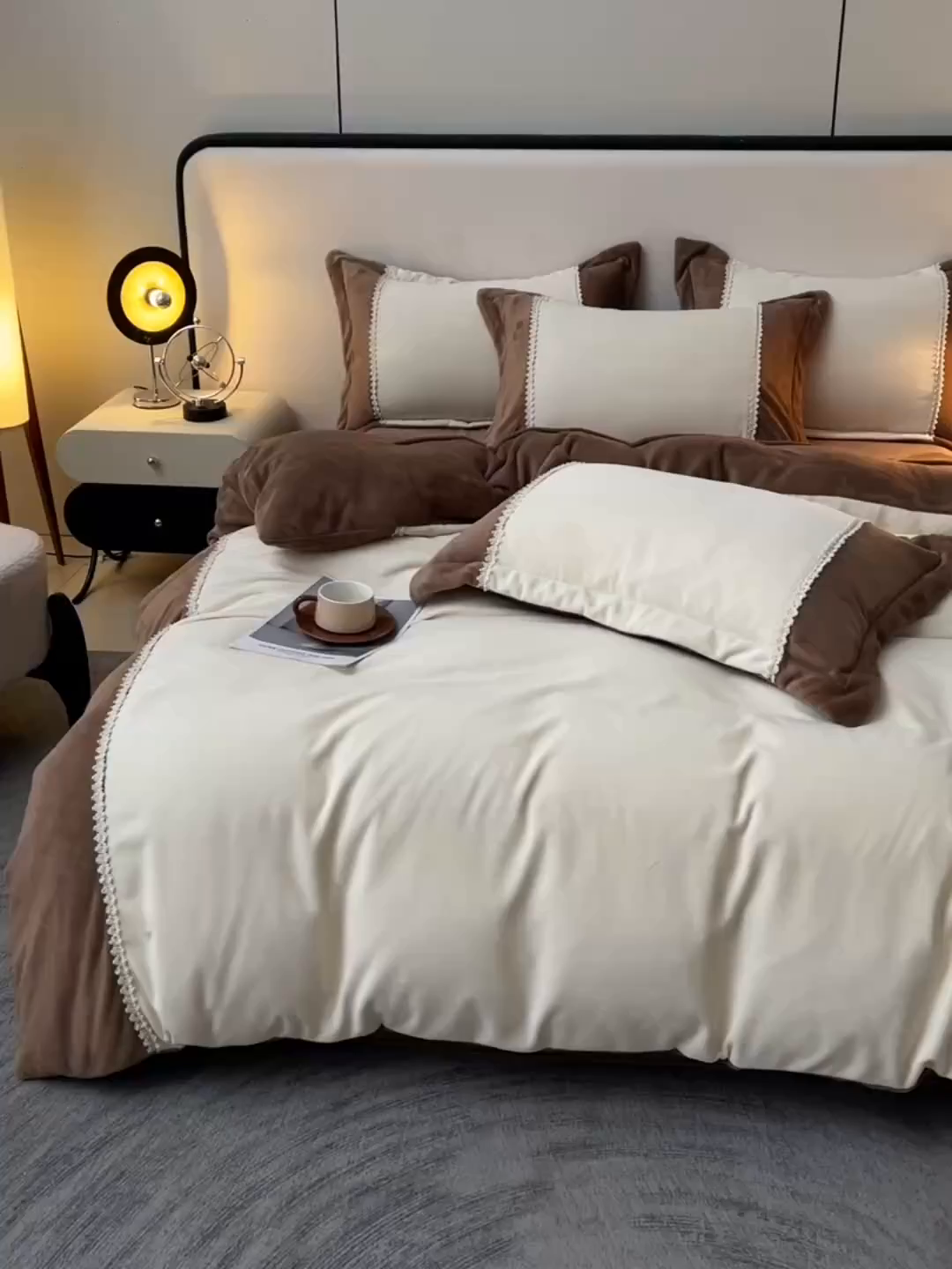 91家纺网 家纺一手货源 找家纺 眷恋家纺 2025新款A类牛奶绒三拼法式花边款四件套-蒂凡妮 蒂凡妮-奶白摩卡