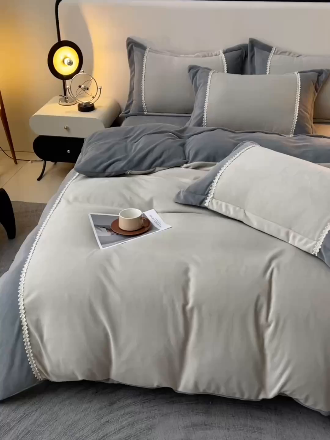 91家纺网 家纺一手货源 找家纺 眷恋家纺 2025新款A类牛奶绒三拼法式花边款四件套-蒂凡妮 蒂凡妮-山灰+中灰