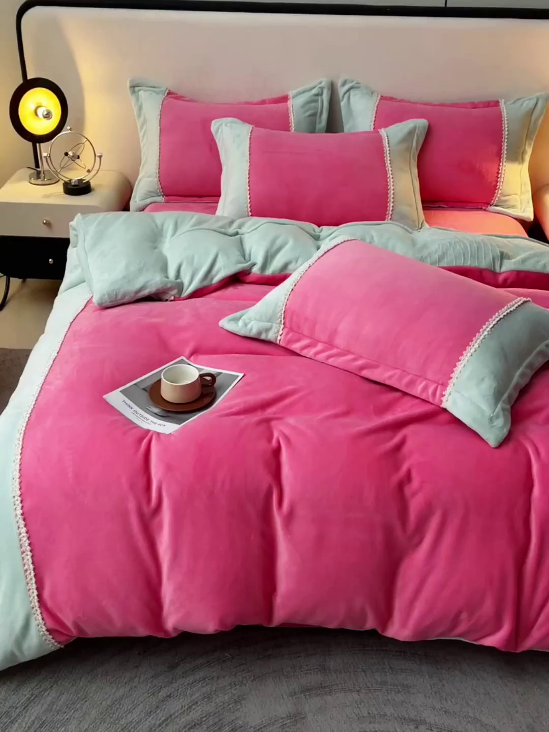 91家纺网 家纺一手货源 找家纺 眷恋家纺 2025新款A类牛奶绒三拼法式花边款四件套-蒂凡妮 蒂凡妮-玫红绿