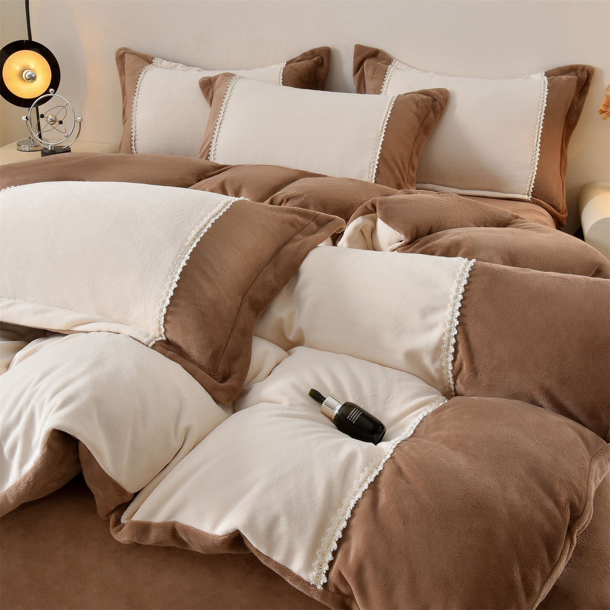 91家纺网 家纺一手货源 找家纺 眷恋家纺 2025新款A类牛奶绒三拼法式花边款四件套-蒂凡妮 蒂凡妮-奶白摩卡