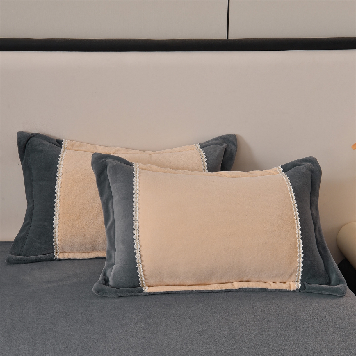 91家纺网 家纺一手货源 找家纺 眷恋家纺 2025新款A类牛奶绒三拼法式花边款四件套-蒂凡妮 蒂凡妮-香槟灰