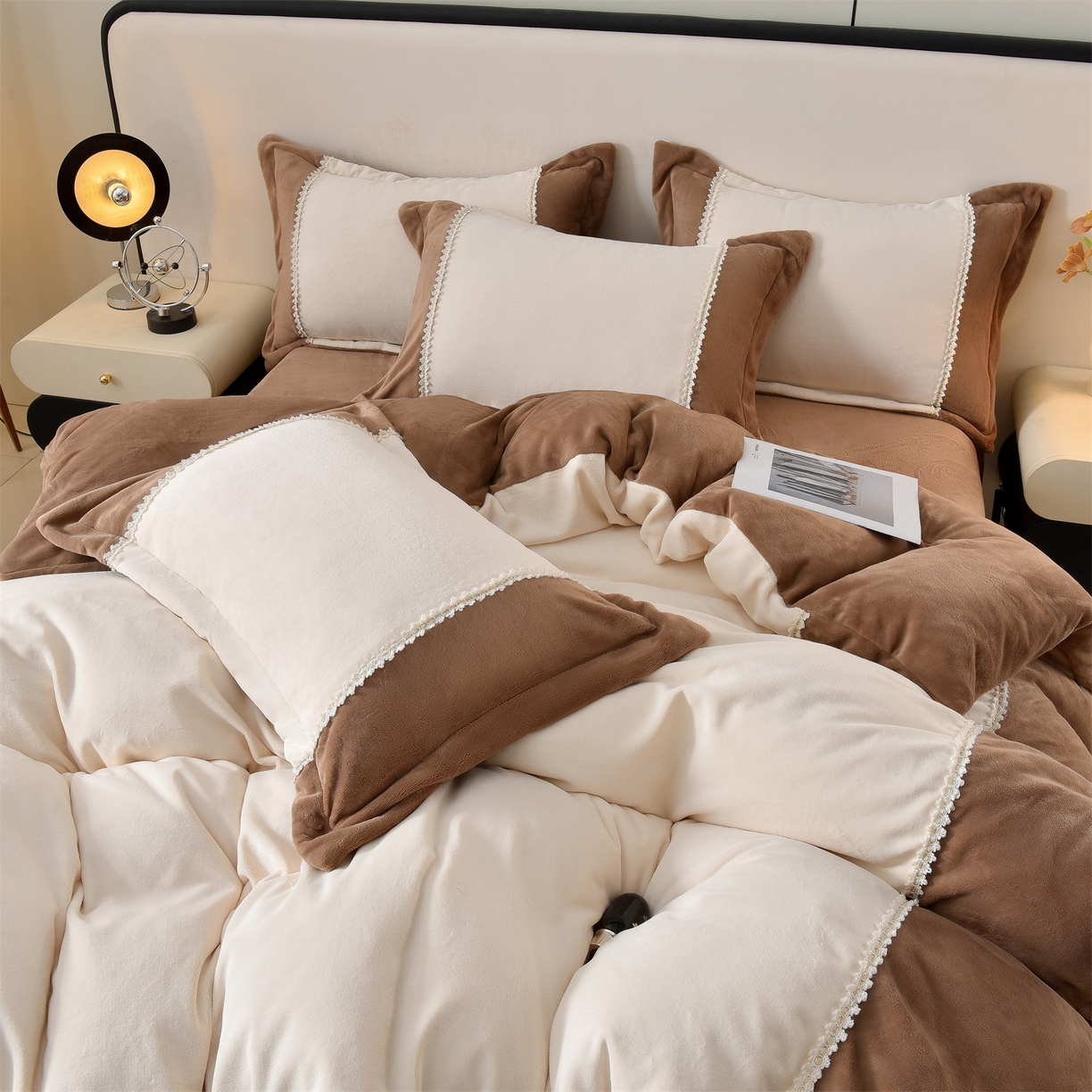 91家纺网 家纺一手货源 找家纺 眷恋家纺 2025新款A类牛奶绒三拼法式花边款四件套-蒂凡妮 蒂凡妮-奶白摩卡