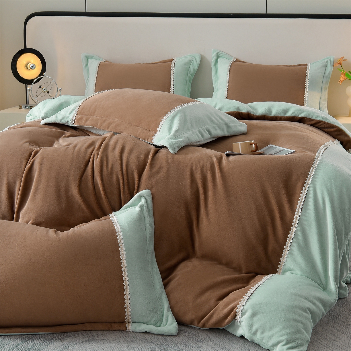 91家纺网 家纺一手货源 找家纺 眷恋家纺 2025新款A类牛奶绒三拼法式花边款四件套-蒂凡妮 蒂凡妮-摩卡绿