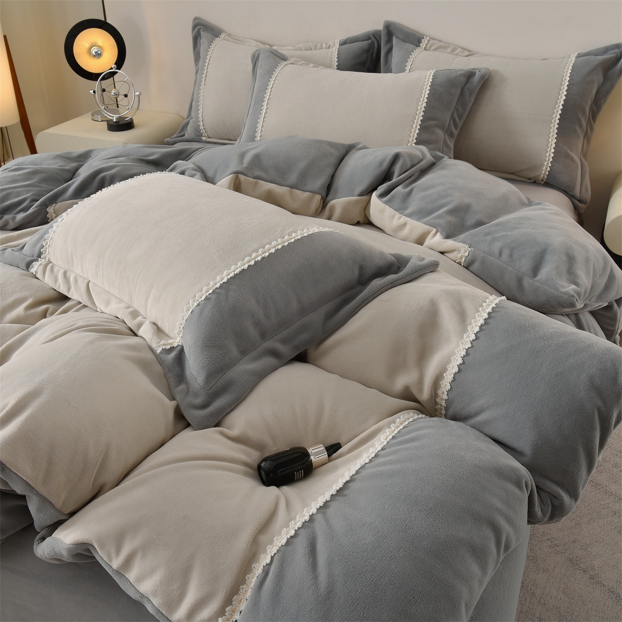 91家纺网 家纺一手货源 找家纺 眷恋家纺 2025新款A类牛奶绒三拼法式花边款四件套-蒂凡妮 蒂凡妮-山灰+中灰