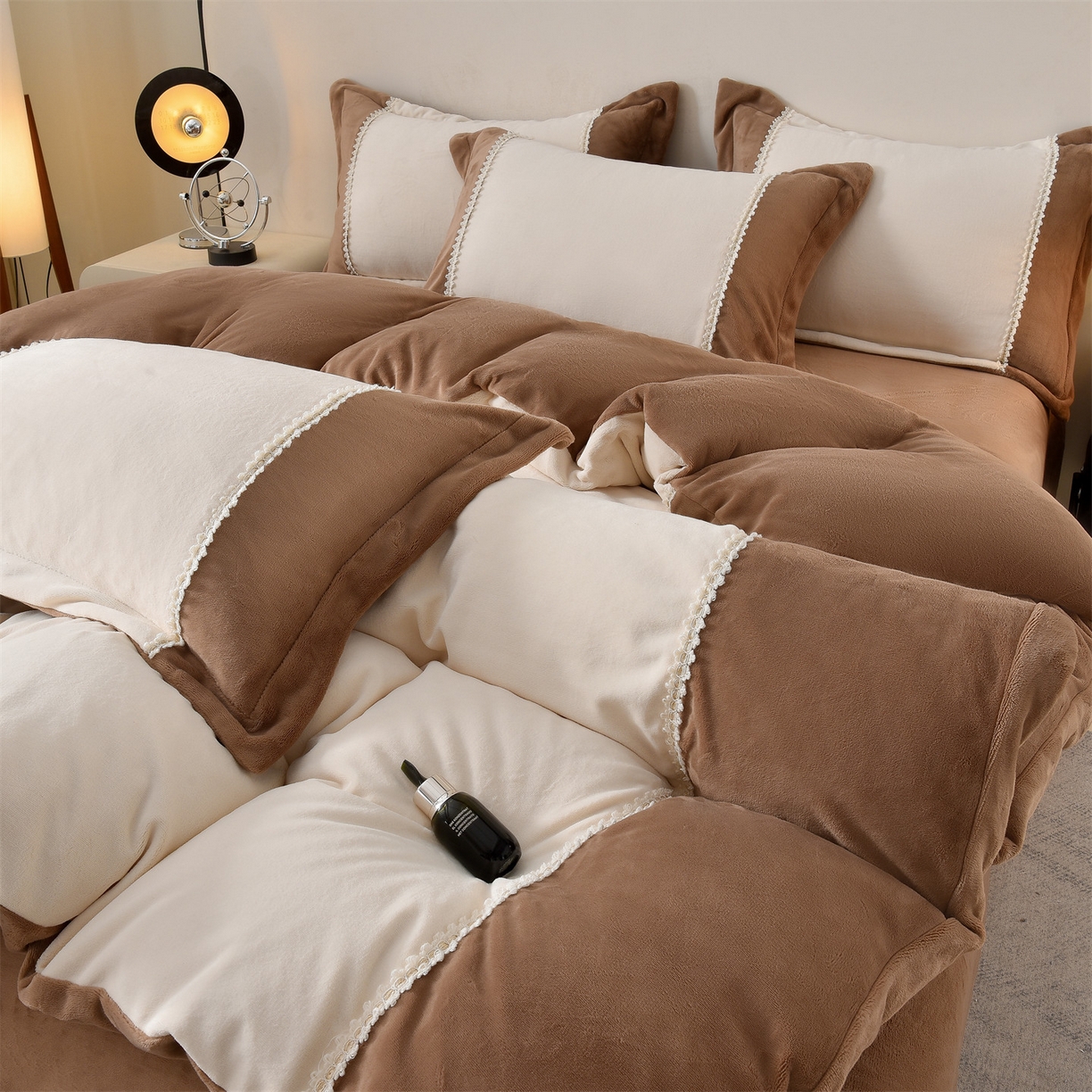 91家纺网 家纺一手货源 找家纺 眷恋家纺 2025新款A类牛奶绒三拼法式花边款四件套-蒂凡妮 蒂凡妮-奶白摩卡