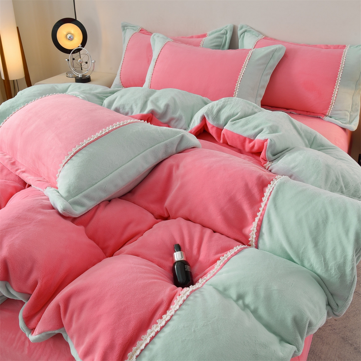 91家纺网 家纺一手货源 找家纺 眷恋家纺 2025新款A类牛奶绒三拼法式花边款四件套-蒂凡妮 蒂凡妮-玫红绿