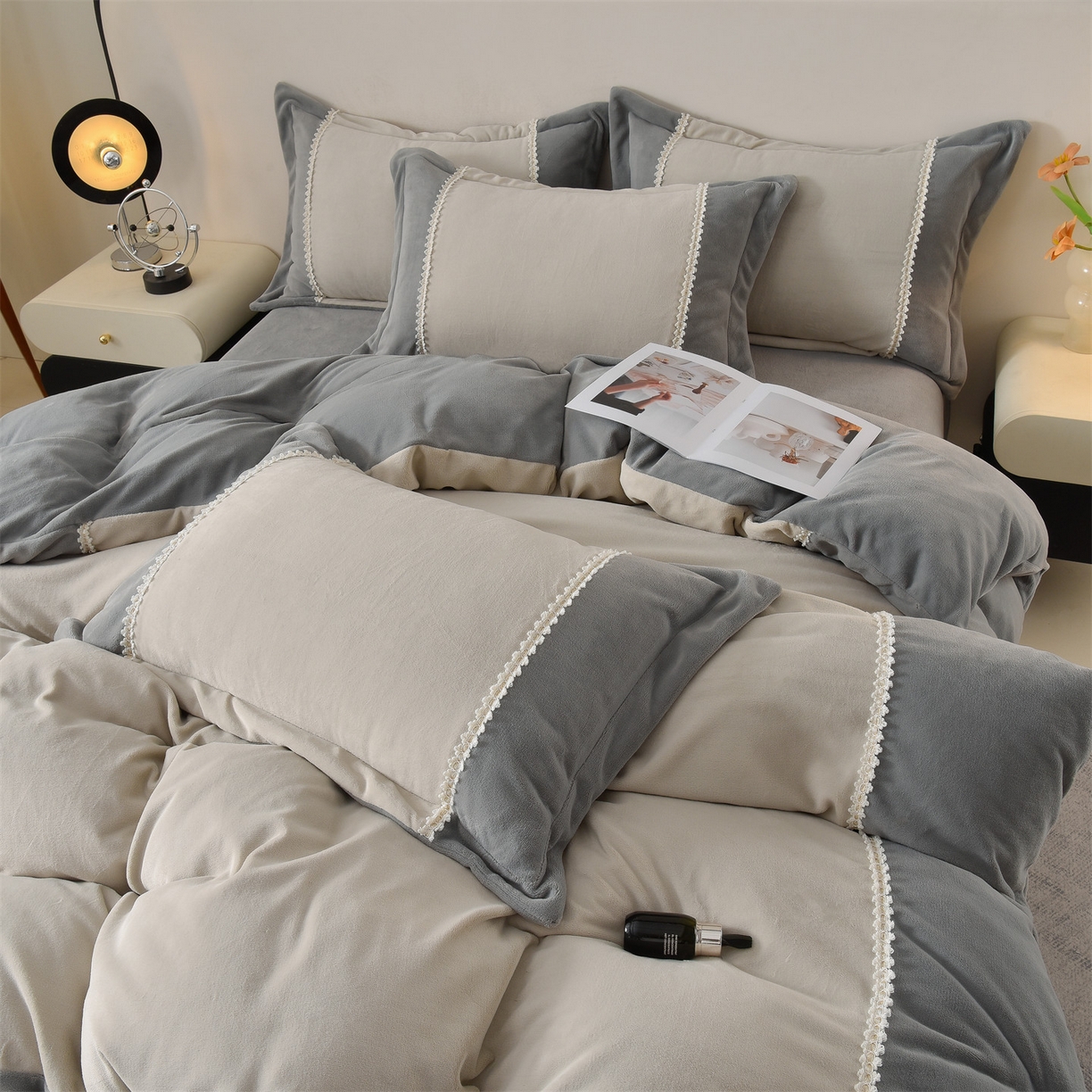 91家纺网 家纺一手货源 找家纺 眷恋家纺 2025新款A类牛奶绒三拼法式花边款四件套-蒂凡妮 蒂凡妮-山灰+中灰