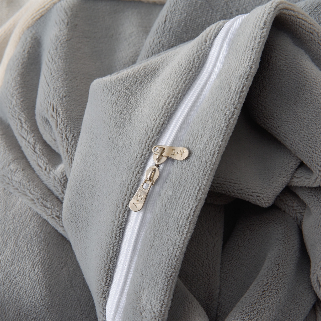 91家纺网 家纺一手货源 找家纺 眷恋家纺 2025新款A类牛奶绒三拼法式花边款四件套-蒂凡妮 蒂凡妮-山灰+中灰