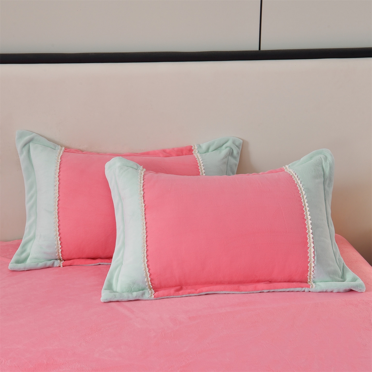 91家纺网 家纺一手货源 找家纺 眷恋家纺 2025新款A类牛奶绒三拼法式花边款四件套-蒂凡妮 蒂凡妮-玫红绿