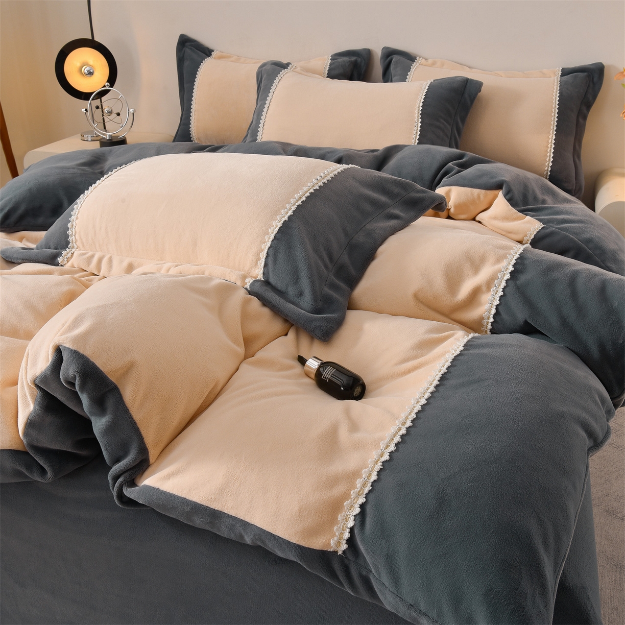 91家纺网 家纺一手货源 找家纺 眷恋家纺 2025新款A类牛奶绒三拼法式花边款四件套-蒂凡妮 蒂凡妮-香槟灰