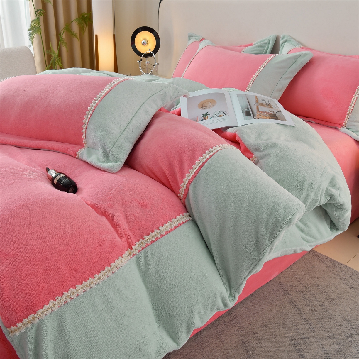 91家纺网 家纺一手货源 找家纺 眷恋家纺 2025新款A类牛奶绒三拼法式花边款四件套-蒂凡妮 蒂凡妮-玫红绿