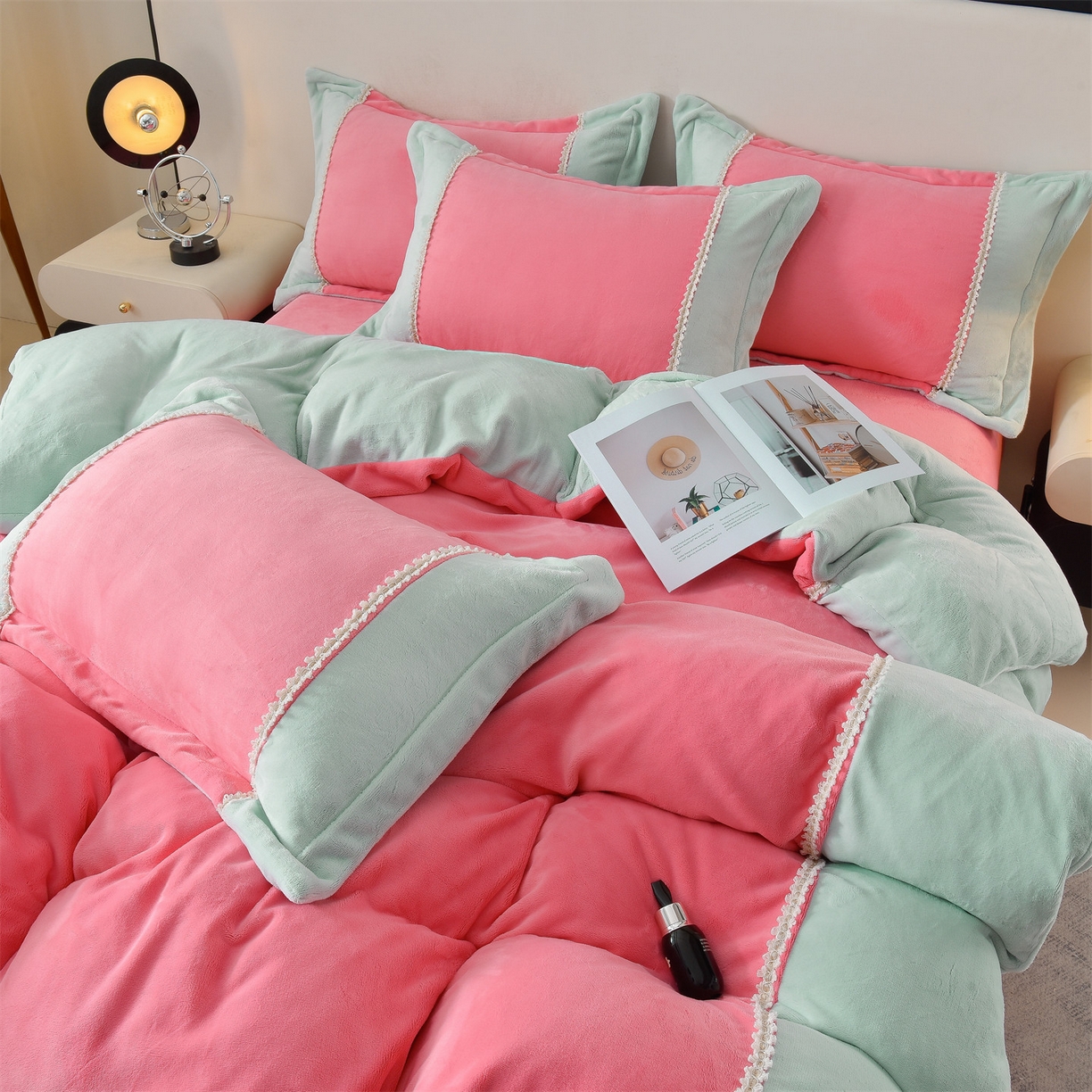 91家纺网 家纺一手货源 找家纺 眷恋家纺 2025新款A类牛奶绒三拼法式花边款四件套-蒂凡妮 蒂凡妮-玫红绿