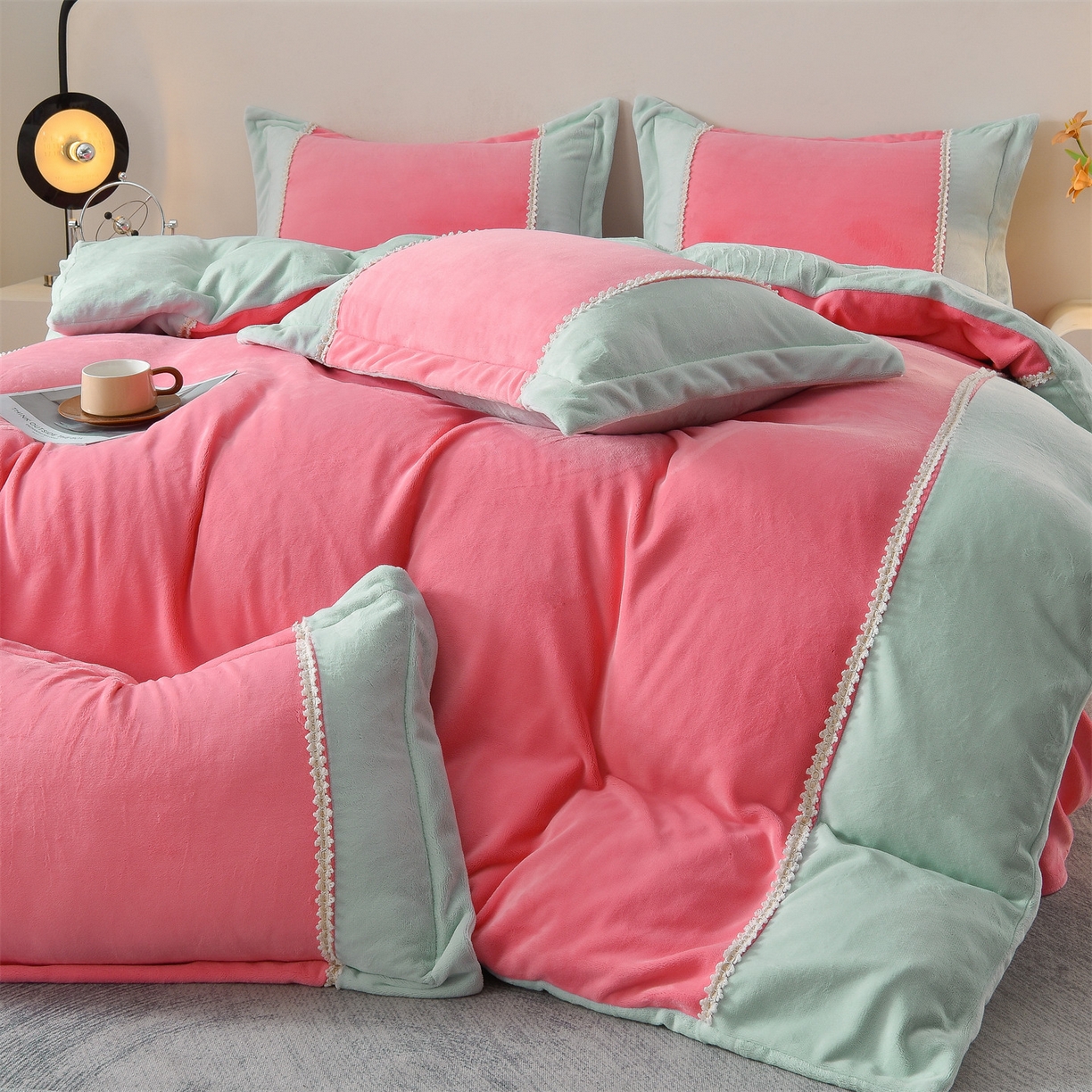 91家纺网 家纺一手货源 找家纺 眷恋家纺 2025新款A类牛奶绒三拼法式花边款四件套-蒂凡妮 蒂凡妮-玫红绿