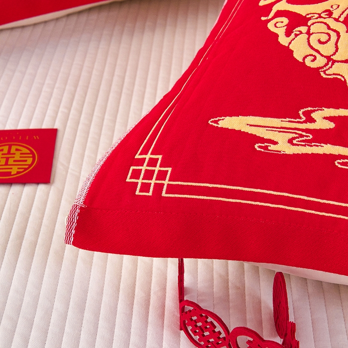 91家纺网 家纺一手货源 找家纺 悦然毛巾被 2025新款全棉三层纱大红枕巾 鸿福