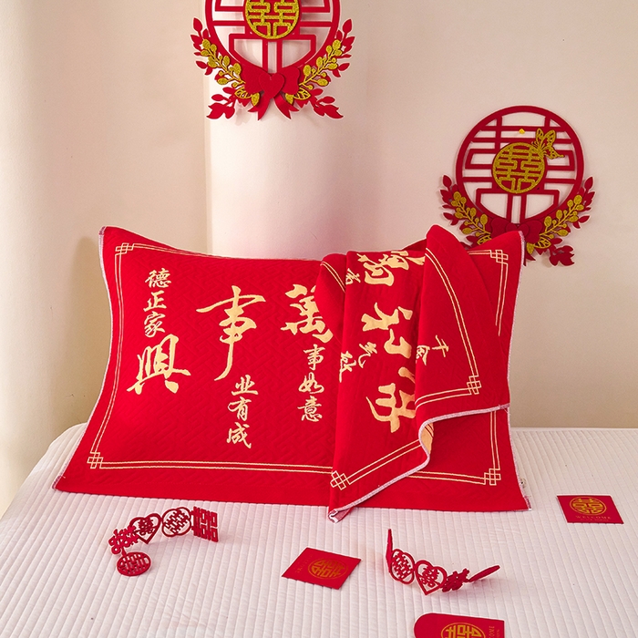 91家纺网 家纺一手货源 找家纺 悦然毛巾被 2025新款全棉三层纱大红枕巾 家和万事兴1