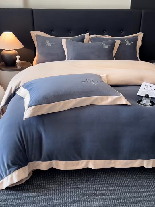 91家纺网 家纺一手货源 找家纺 眷恋家纺 2025新款牛奶绒加厚卡通刺绣四件套-旺仔 旺仔-绅士灰+香槟