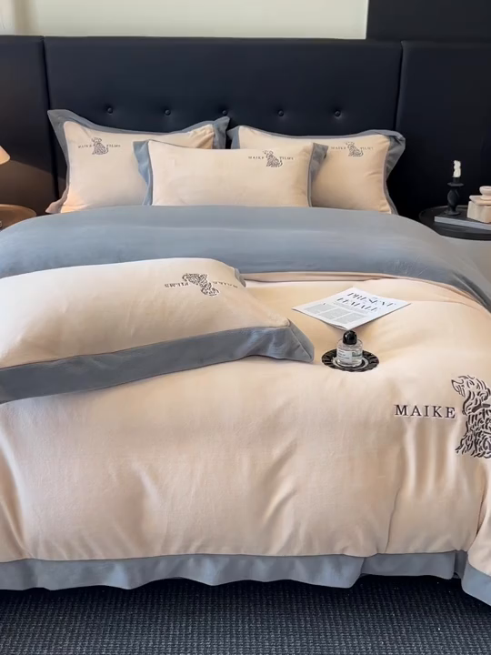 91家纺网 家纺一手货源 找家纺 眷恋家纺 2025新款牛奶绒加厚卡通刺绣四件套-旺仔 旺仔-香槟+中灰