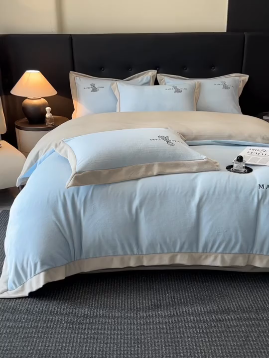 91家纺网 家纺一手货源 找家纺 眷恋家纺 2025新款牛奶绒加厚卡通刺绣四件套-旺仔 旺仔-婴儿蓝+山灰