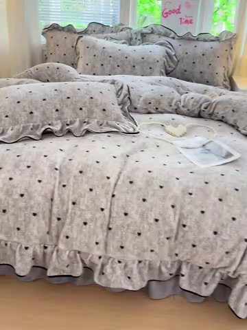 91家纺网 家纺一手货源 找家纺 梦莱斯 2025新款加厚保暖双面牛奶绒四件套-黑色花边款 心动-灰