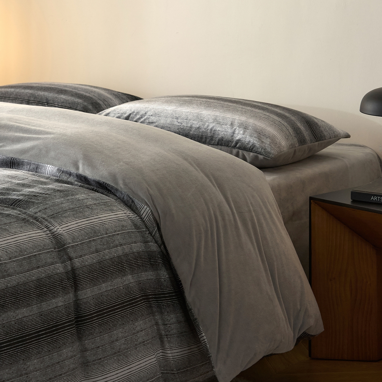 91家纺网 家纺一手货源 找家纺 （总）ONE TWO ONE 121 【德芙绒】【总共有21个颜色陆续上新】2025秋冬新款牛奶绒德芙绒宝宝绒婴儿绒短毛绒四件套-漫步地球