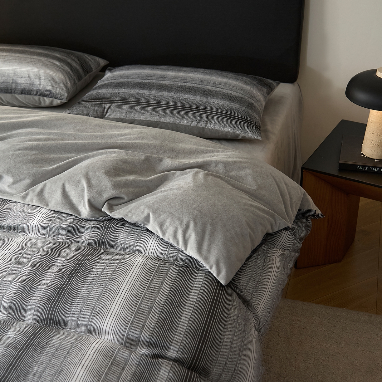 91家纺网 家纺一手货源 找家纺 （总）ONE TWO ONE 121 【德芙绒】【总共有21个颜色陆续上新】2025秋冬新款牛奶绒德芙绒宝宝绒婴儿绒短毛绒四件套-漫步地球