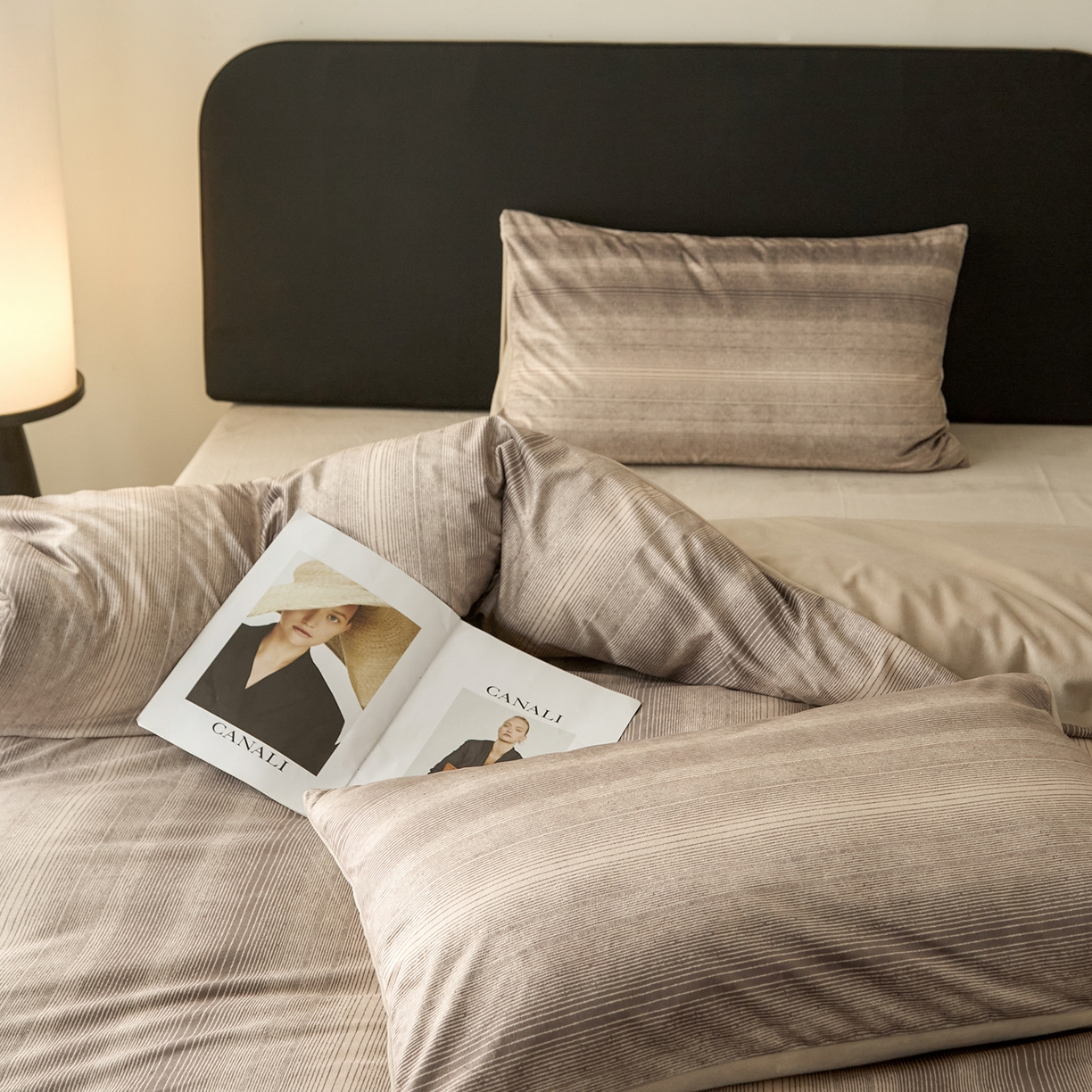 91家纺网 家纺一手货源 找家纺 ONE TWO ONE 121 【德芙绒】【总共有21个颜色陆续上新】2025秋冬新款牛奶绒德芙绒宝宝绒婴儿绒短毛绒四件套-漫步地球 漫步地球-浅咖