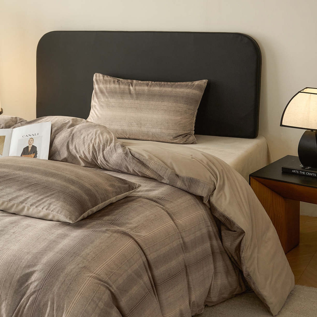 91家纺网 家纺一手货源 找家纺 ONE TWO ONE 121 【德芙绒】【总共有21个颜色陆续上新】2025秋冬新款牛奶绒德芙绒宝宝绒婴儿绒短毛绒四件套-漫步地球 漫步地球-浅咖