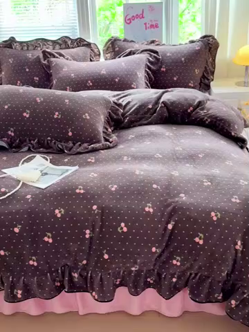 91家纺网 家纺一手货源 找家纺 梦莱斯 2025新款加厚保暖双面牛奶绒四件套-黑色花边款 黑巧樱桃