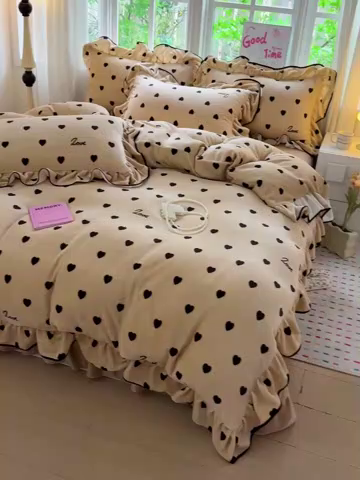 91家纺网 家纺一手货源 找家纺 梦莱斯 2025新款加厚保暖双面牛奶绒四件套-黑色花边款 爱心点点