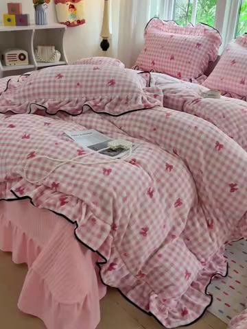 91家纺网 家纺一手货源 找家纺 梦莱斯 2025新款加厚保暖双面牛奶绒四件套-黑色花边款 粉红蝴蝶结