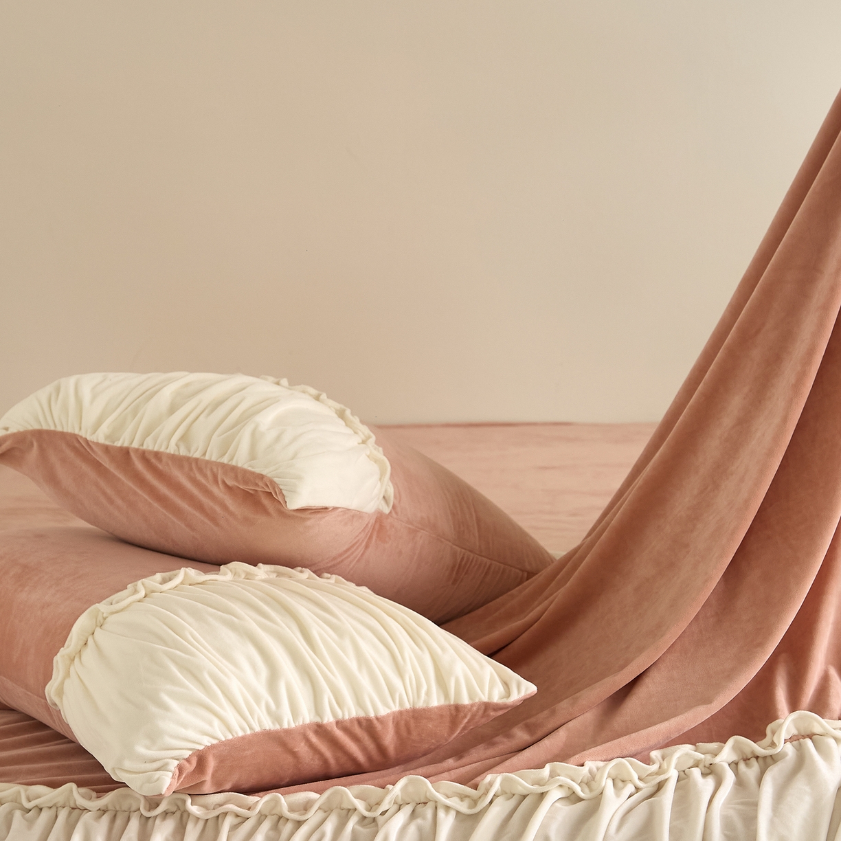 91家纺网 家纺一手货源 找家纺 ONE TWO ONE 121 【德芙绒】  2025秋冬新款牛奶绒 德芙绒宝宝绒 婴儿绒短毛绒四件套床单被套-安妮 安妮-粉