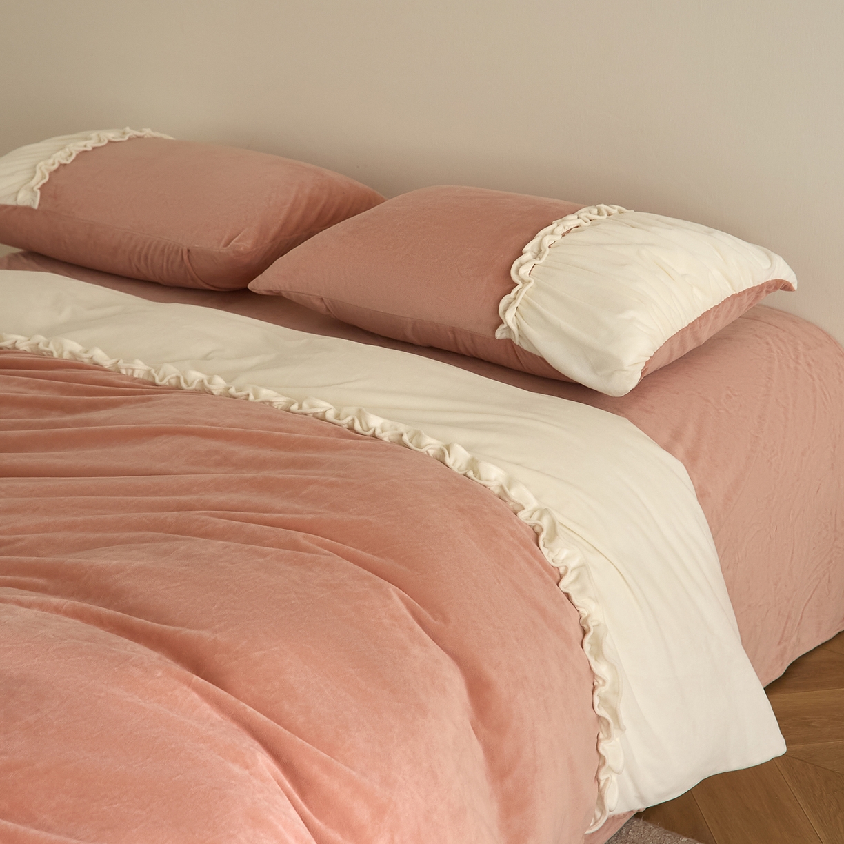 91家纺网 家纺一手货源 找家纺 ONE TWO ONE 121 【德芙绒】  2025秋冬新款牛奶绒 德芙绒宝宝绒 婴儿绒短毛绒四件套床单被套-安妮 安妮-粉