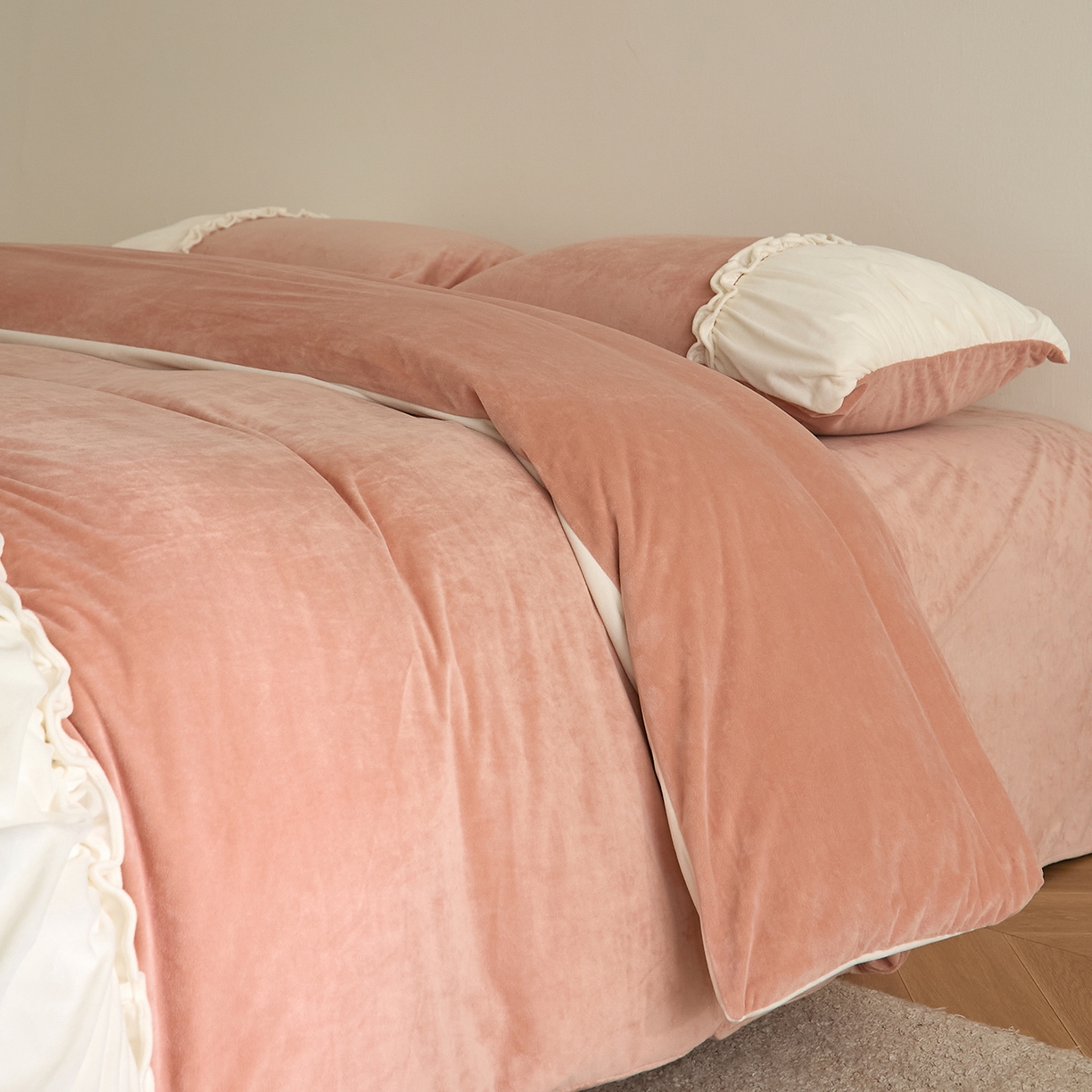 91家纺网 家纺一手货源 找家纺 ONE TWO ONE 121 【德芙绒】  2025秋冬新款牛奶绒 德芙绒宝宝绒 婴儿绒短毛绒四件套床单被套-安妮 安妮-粉