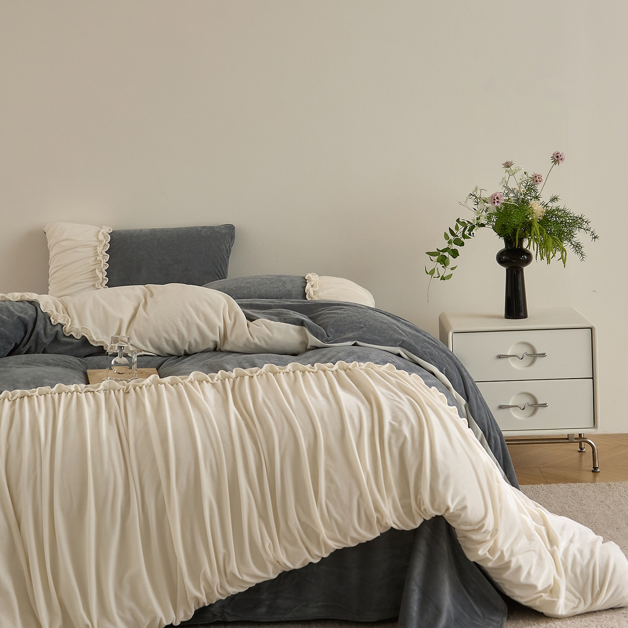 91家纺网 家纺一手货源 找家纺 ONE TWO ONE 121 【德芙绒】  2025秋冬新款牛奶绒 德芙绒宝宝绒 婴儿绒短毛绒四件套床单被套-安妮 安妮-灰