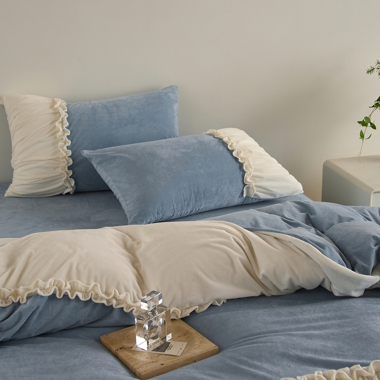 91家纺网 家纺一手货源 找家纺 ONE TWO ONE 121 【德芙绒】  2025秋冬新款牛奶绒 德芙绒宝宝绒 婴儿绒短毛绒四件套床单被套-安妮 安妮-蓝