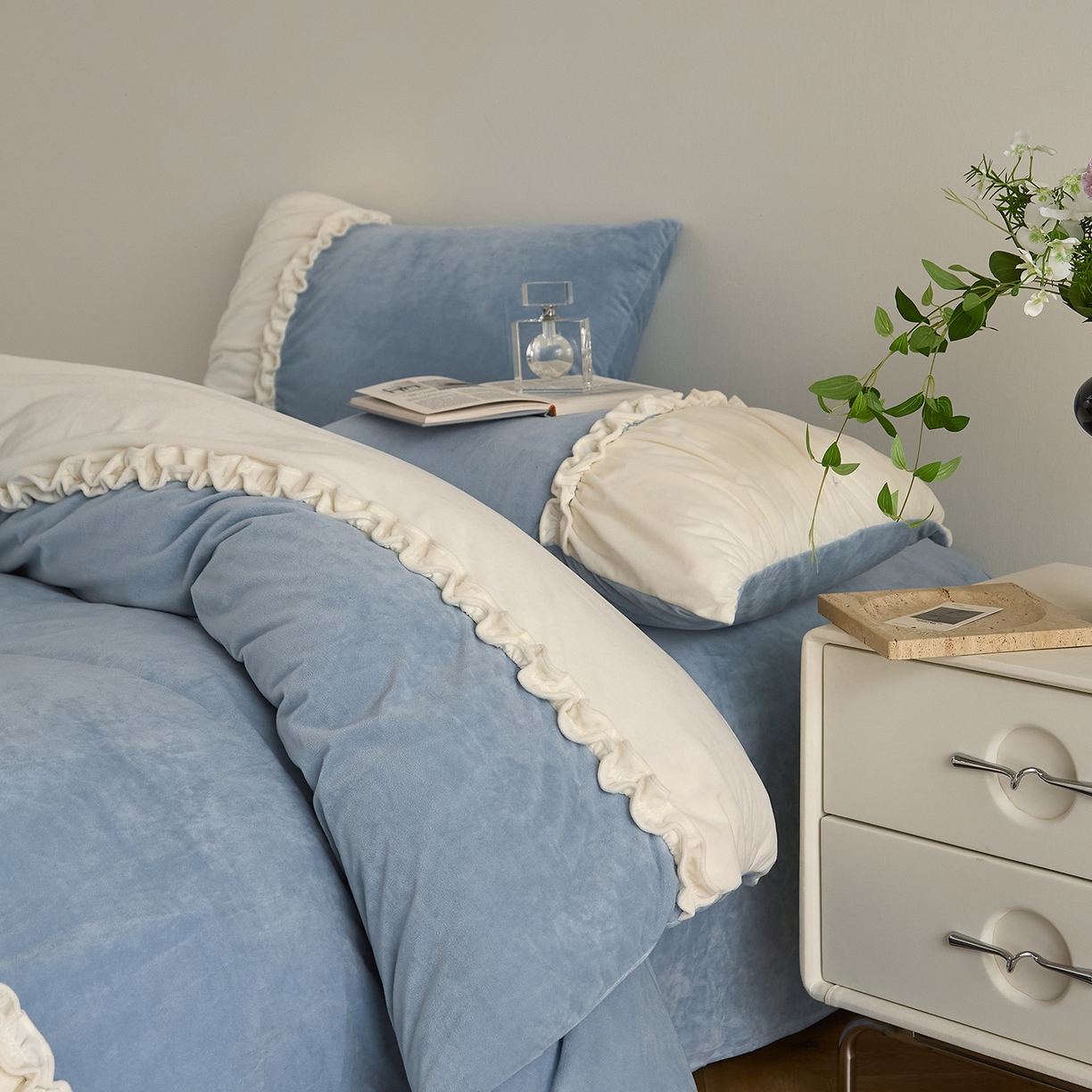 91家纺网 家纺一手货源 找家纺 ONE TWO ONE 121 【德芙绒】  2025秋冬新款牛奶绒 德芙绒宝宝绒 婴儿绒短毛绒四件套床单被套-安妮 安妮-蓝