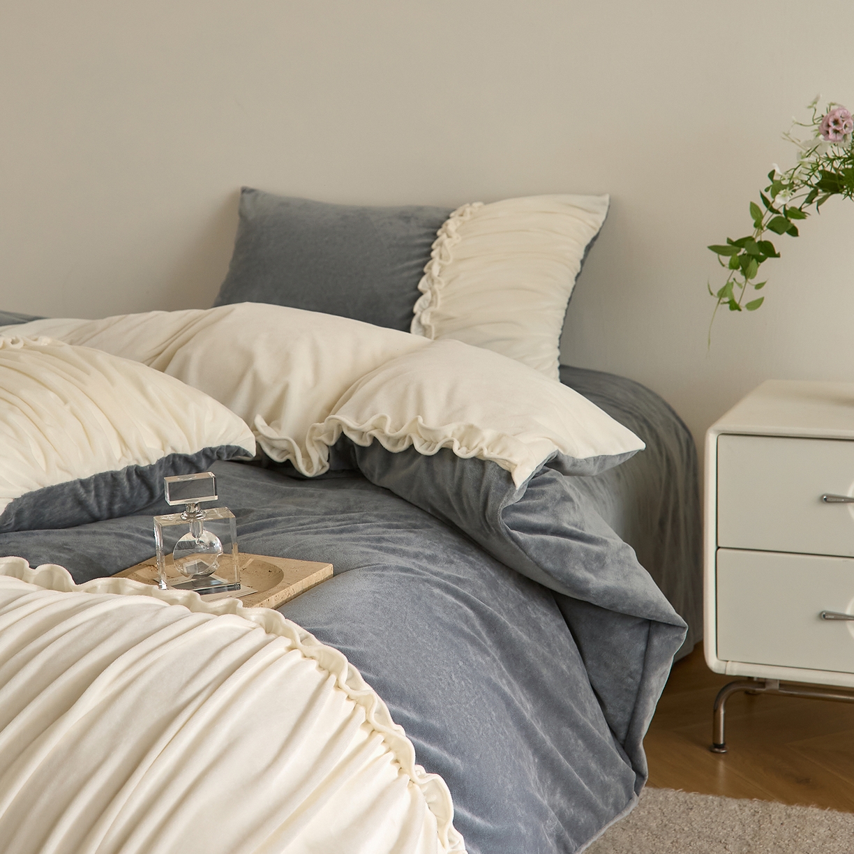 91家纺网 家纺一手货源 找家纺 ONE TWO ONE 121 【德芙绒】  2025秋冬新款牛奶绒 德芙绒宝宝绒 婴儿绒短毛绒四件套床单被套-安妮 安妮-灰