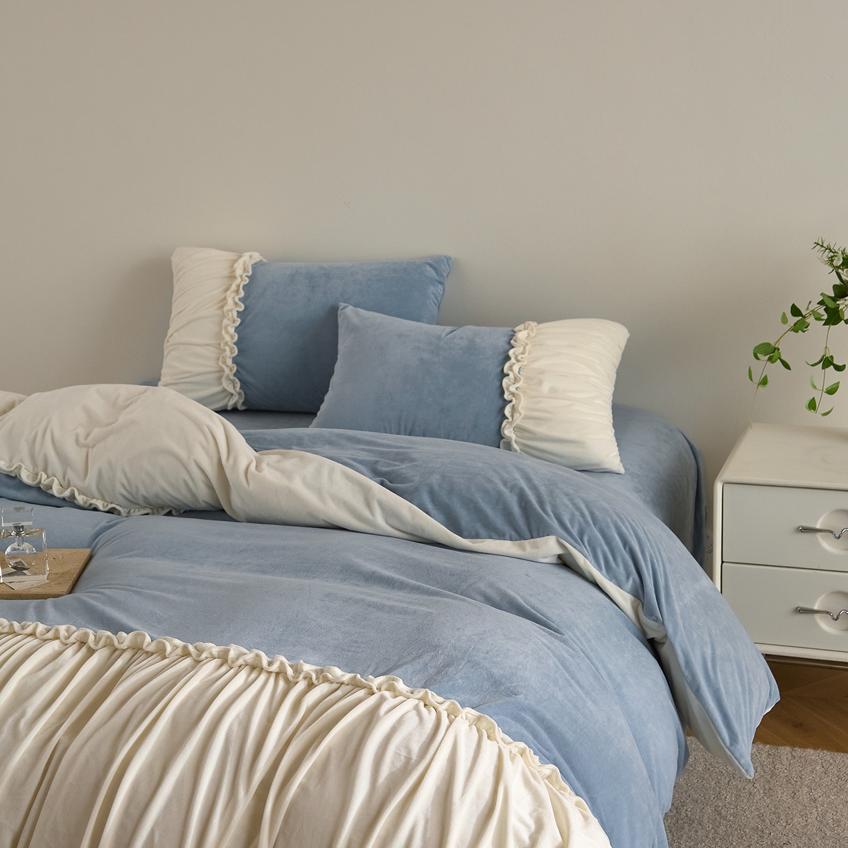 91家纺网 家纺一手货源 找家纺 ONE TWO ONE 121 【德芙绒】  2025秋冬新款牛奶绒 德芙绒宝宝绒 婴儿绒短毛绒四件套床单被套-安妮 安妮-蓝